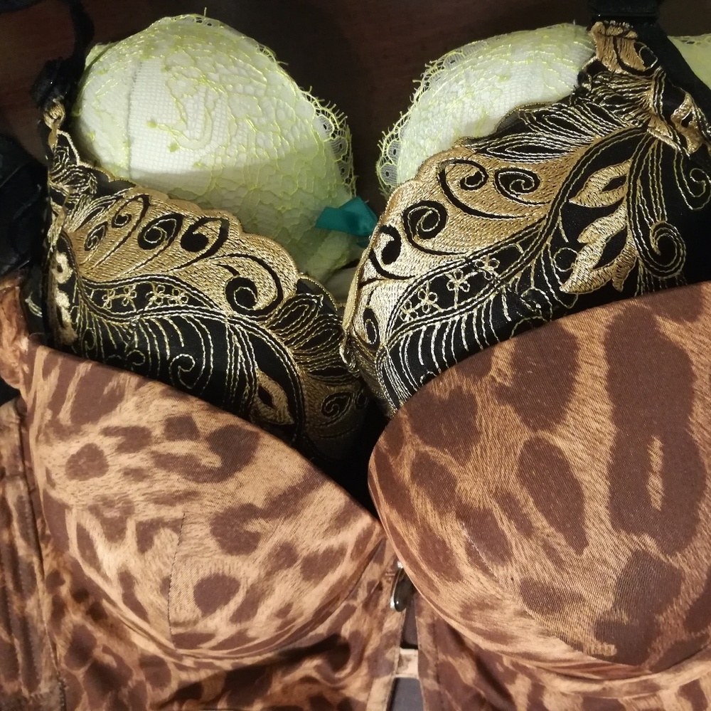 victoria's secret lace bombshell bra 32a two free